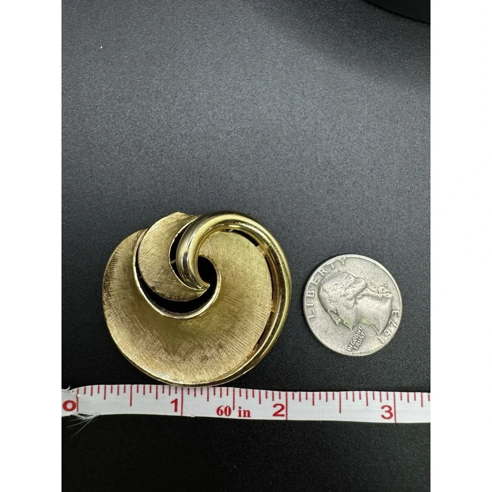 Crown Trifari Vintage Gold Tone Swirl‎ Brooch Textured Spiral Pin Mid Century